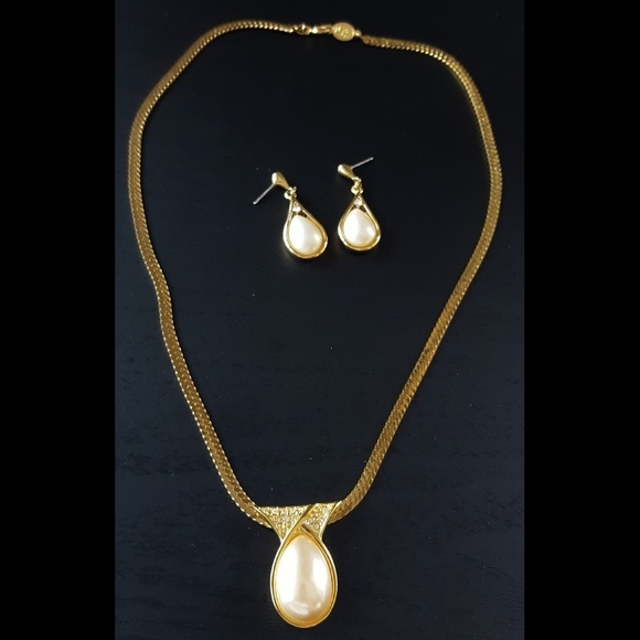 Napier - Vintage Gold & Pearl Set - Picture 1 of 4